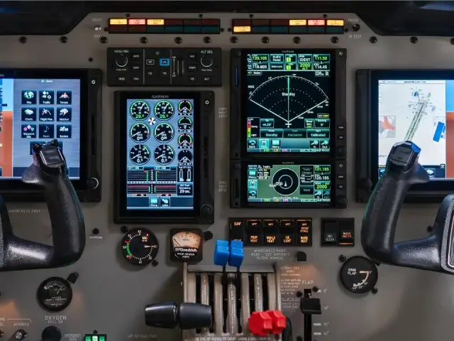 Seneca V cockpit seen from the left seat