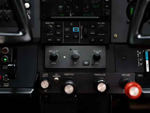 Engine controls below the Garmin display