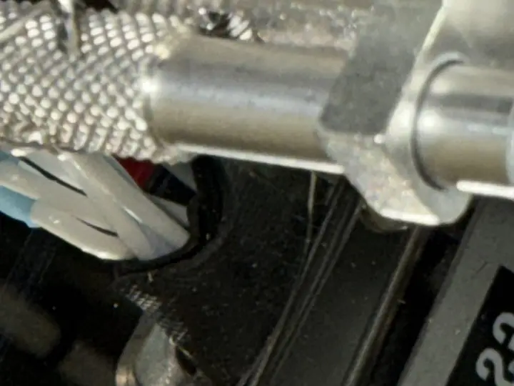 Autopilot servo installation with bracket in an aircraft structure