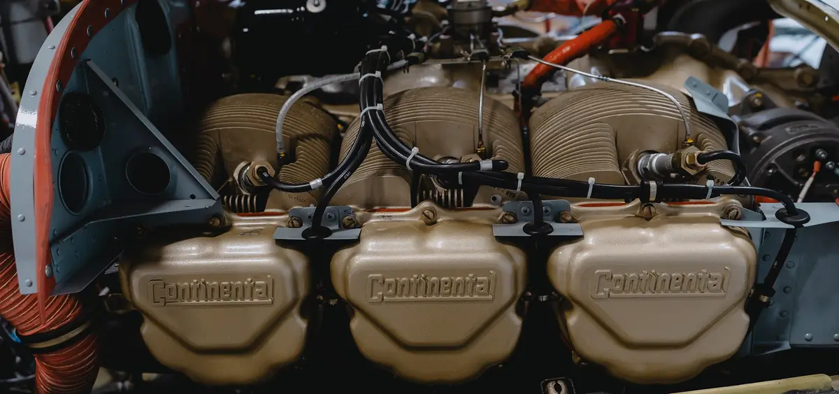 Six-cylinder piston engine with the cowling open
