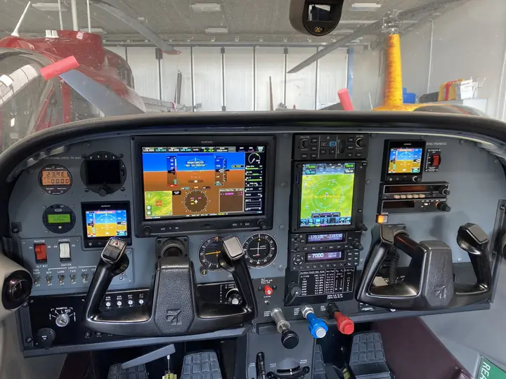 Completed instrument panel with two glass displays after the upgrade
