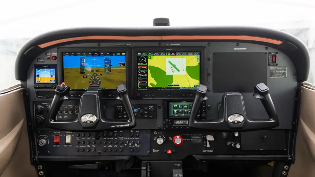 Cessna 172S Skyhawk SP cockpit with Garmin G3X Touch displays