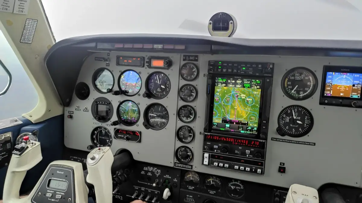 Cockpit of the Beechcraft A36 Bonanza in flight with the new Garmin GTN 750Xi and GI 275 instruments