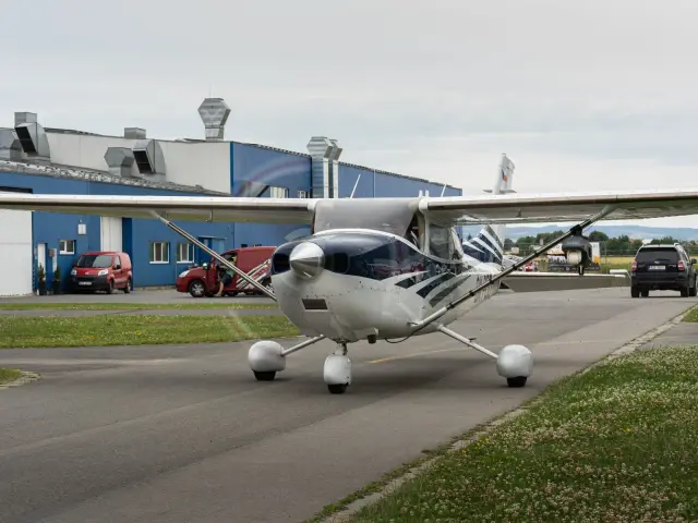 Cessna T182T Turbo Skylane on the taxiway