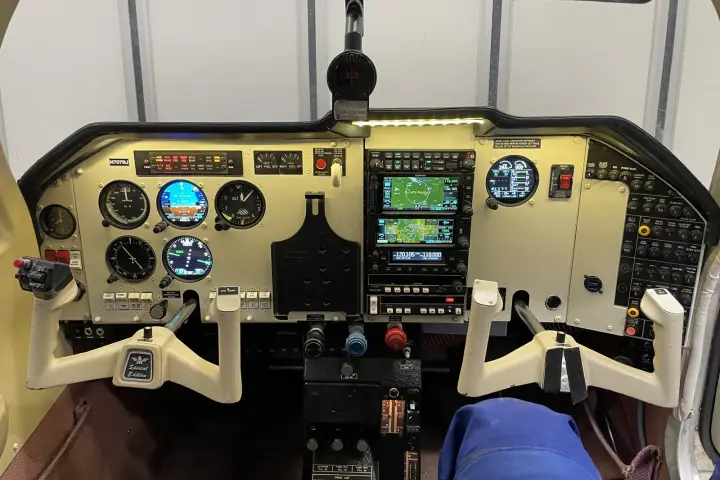 Mooney M20J panel with new GI 275 instruments and a GPS navigator